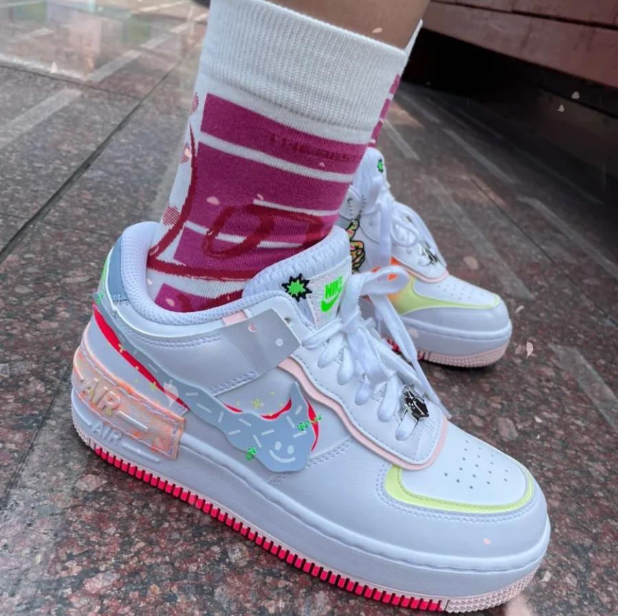 Les sneakers Nike Air Force 1 Shadow Femme allient élégance et innovation pour offrir un style unique et distinctif. Leur design audacieux et leurs matériaux de haute qualité les rendent indispensables pour les amateurs de mode urbaine.