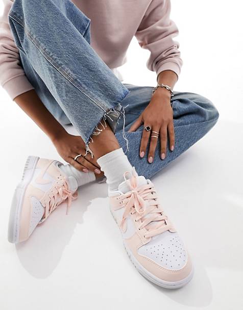 les baskets Nike SB Dunk Low sont un témoignage de l'engagement de Nike à combiner style et innovation.