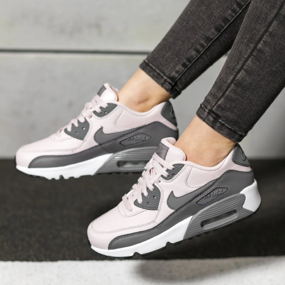 Les Baskets Nike Air Max 90 Femme
 marient le design emblématique des Air Max 90 avec l'innovation moderne de l’unité Air Max 720.
