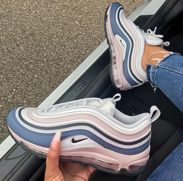 Baskets Nike Air Max 97  Femme sont un témoignage de l'engagement de Nike à combiner style et innovation.