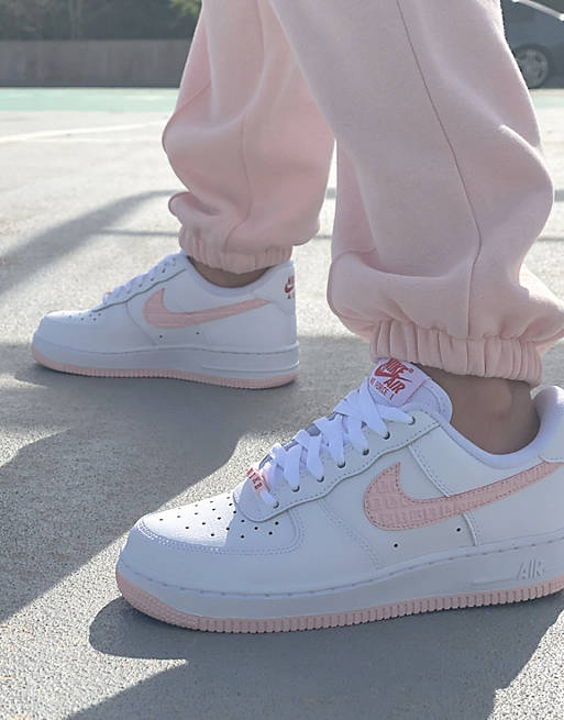 Les sneakers Nike Air Force 1 Low Femme incarnent l'héritage  de Nike.

Résultats de décennies d'innovation et de style.

Les Nike Air Force 1 Low sont des icônes de la mode urbaine, appréciées depuis leur création