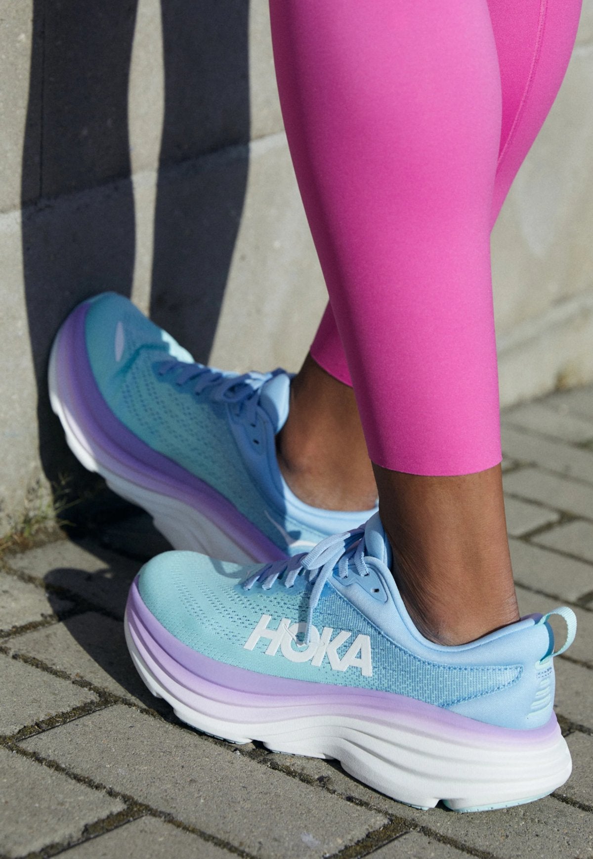 les Baskets Hoka Femme à combiner style et innovation, les sneakers Asics Femme sont des pièces maîtresses de la mode sportive.