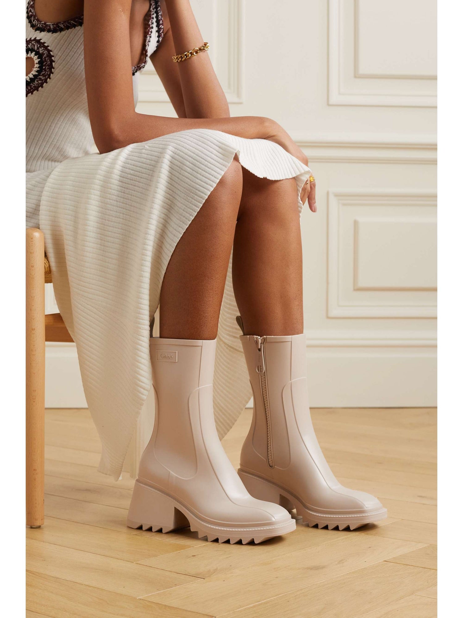 Bottines Chloe Femme Résultats de l'évolution emblématique de la marque Chloé, les bottines Chloé Femme sont un témoignage de l'engagement de Chloé à combiner style et élégance.