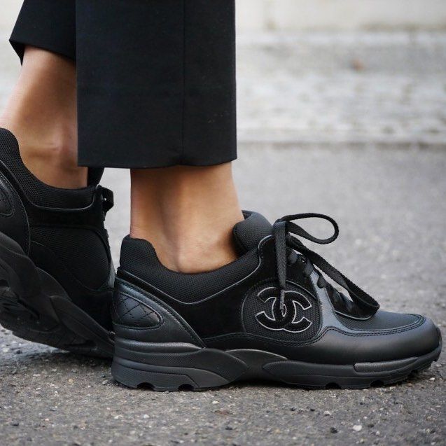 les sneakers Chanel Femme sont un témoignage de l'engagement de Chanel à combiner style et sophistication.