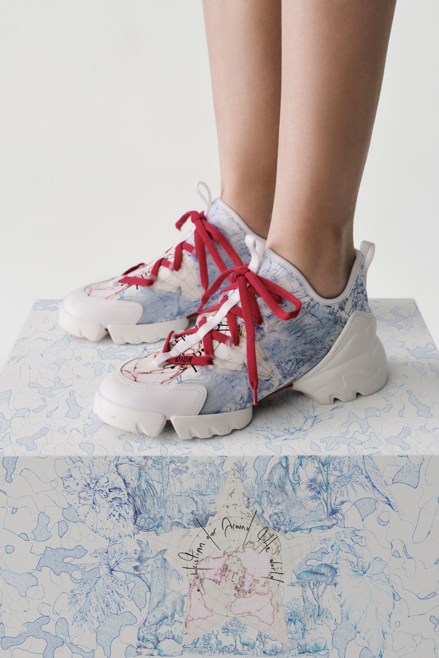 Les sneakers Dior Femme incarnent l’alliance parfaite entre élégance intemporelle et design contemporain.