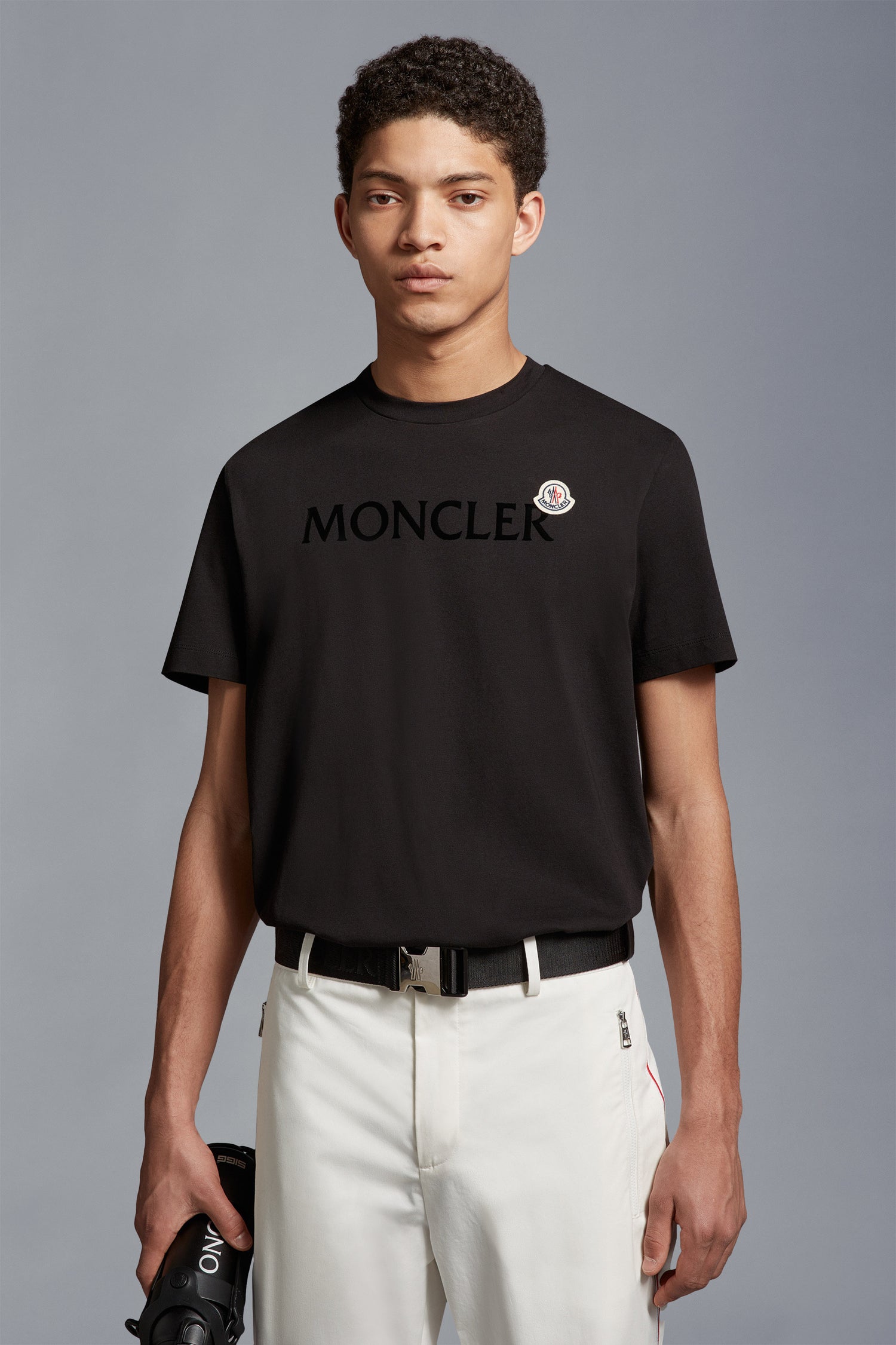 Le polo T-shirt Moncler pour homme incarne le summum de l'élégance décontractée et du style intemporel.au meilleur prix