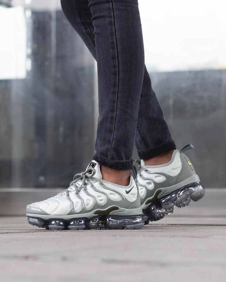 Les baskets Nike Tn Air VaporMax Plus combinent un style audacieux et des performances avancées. Leur design unique et leur technologie innovante séduisent les passionnés de mode.pas cher.le moins cher.