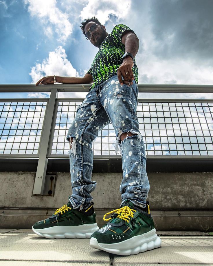 Les baskets sneakers Versace incarnent un style emblématique et un luxe italien.
 leur design audacieux.pas cher. Le moins cher.