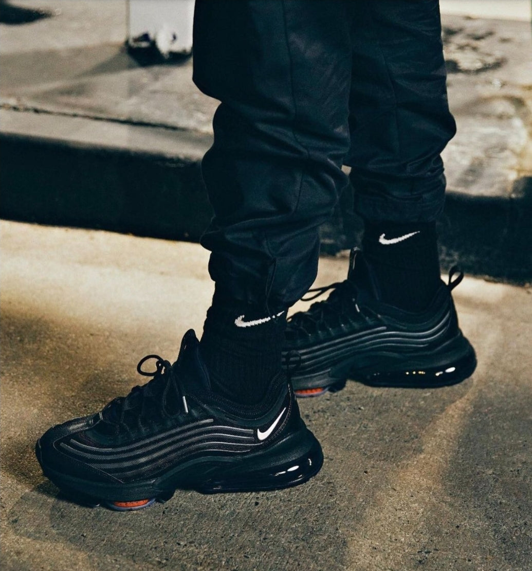 Les baskets Nike Zoom 950 allient un design innovant et des performances exceptionnelles. Leur silhouette moderne et dynamique.pas cher. Le moins cher.