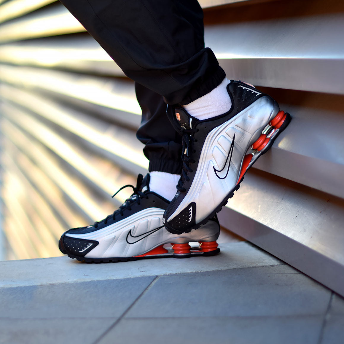 Les baskets Nike Shox R4 combinent style audacieux et innovation technologique exceptionnel et indispensable. Pas Cher. Le moins cher.