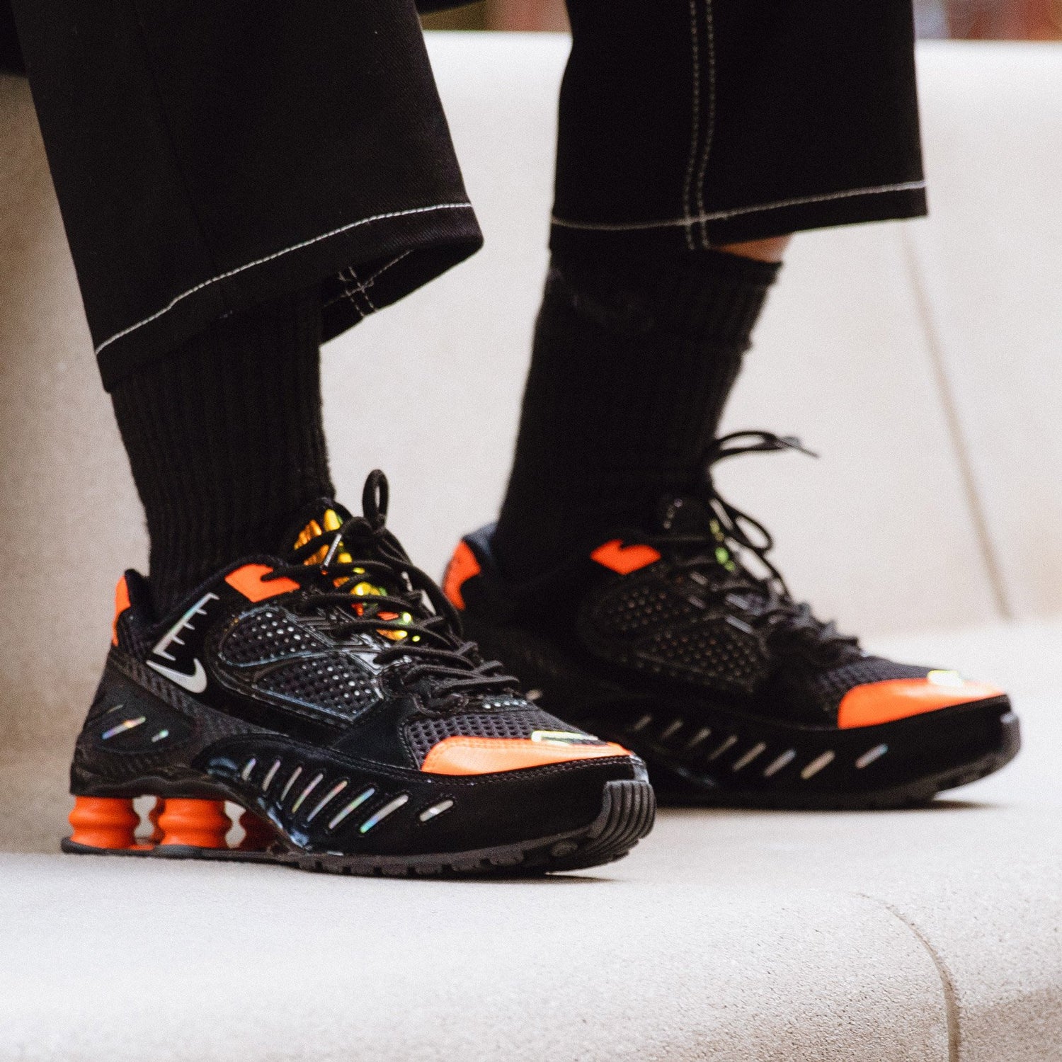 Les baskets Nike Shox Enigma assurent un confort supérieur grâce à la technologie Shox. Les colonnes de soutien au talon procurent un amorti réactif.