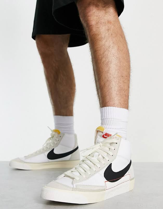 Les baskets Nike Blazer Low combinent un style intemporel et une élégance décontractée. Leur design épuré et leurs matériaux de qualité en font un choix prisé des amateurs de mode.