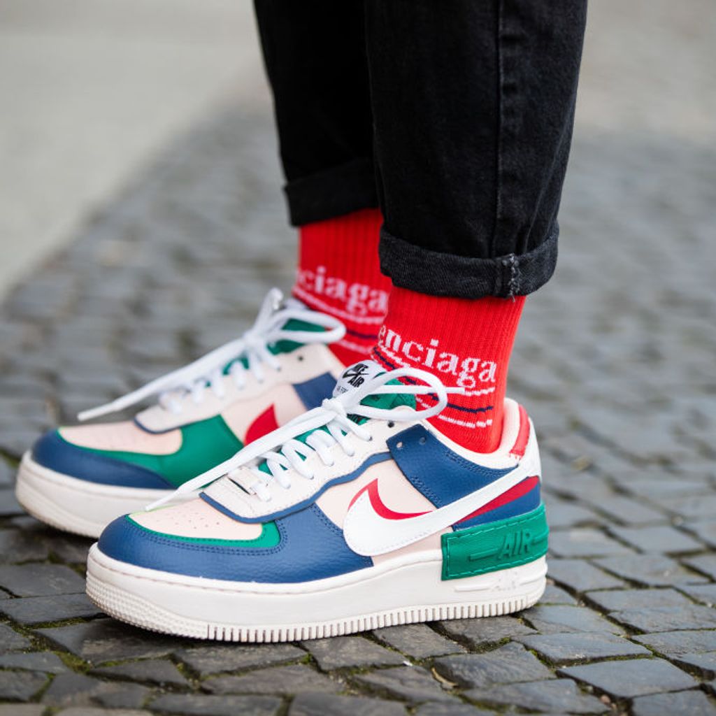 Les baskets Nike Air Force 1 Shadow allient style et performance, offrant une expérience unique. Leur design audacieux et leurs matériaux de haute qualité en font un choix incontournable pour les amateurs de mode et les athlètes.