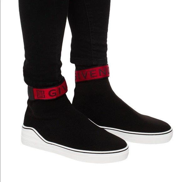 Les baskets sneakers Dolce & Gabbana incarnent un style emblématique et un luxe italien.
 leur design élégant.pas cher . Le moins cher.