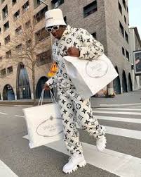 Les baskets sneakers Prada incarnent un style emblématique et un luxe italien.
 leur design élégant.pas cher,le moins cher.