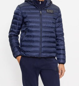 Les vestes Armani allient élégance et modernité. Leur design sophistiqué et leurs matériaux haut de gamme en font un choix incontournable.pas cher. Le moins cher.