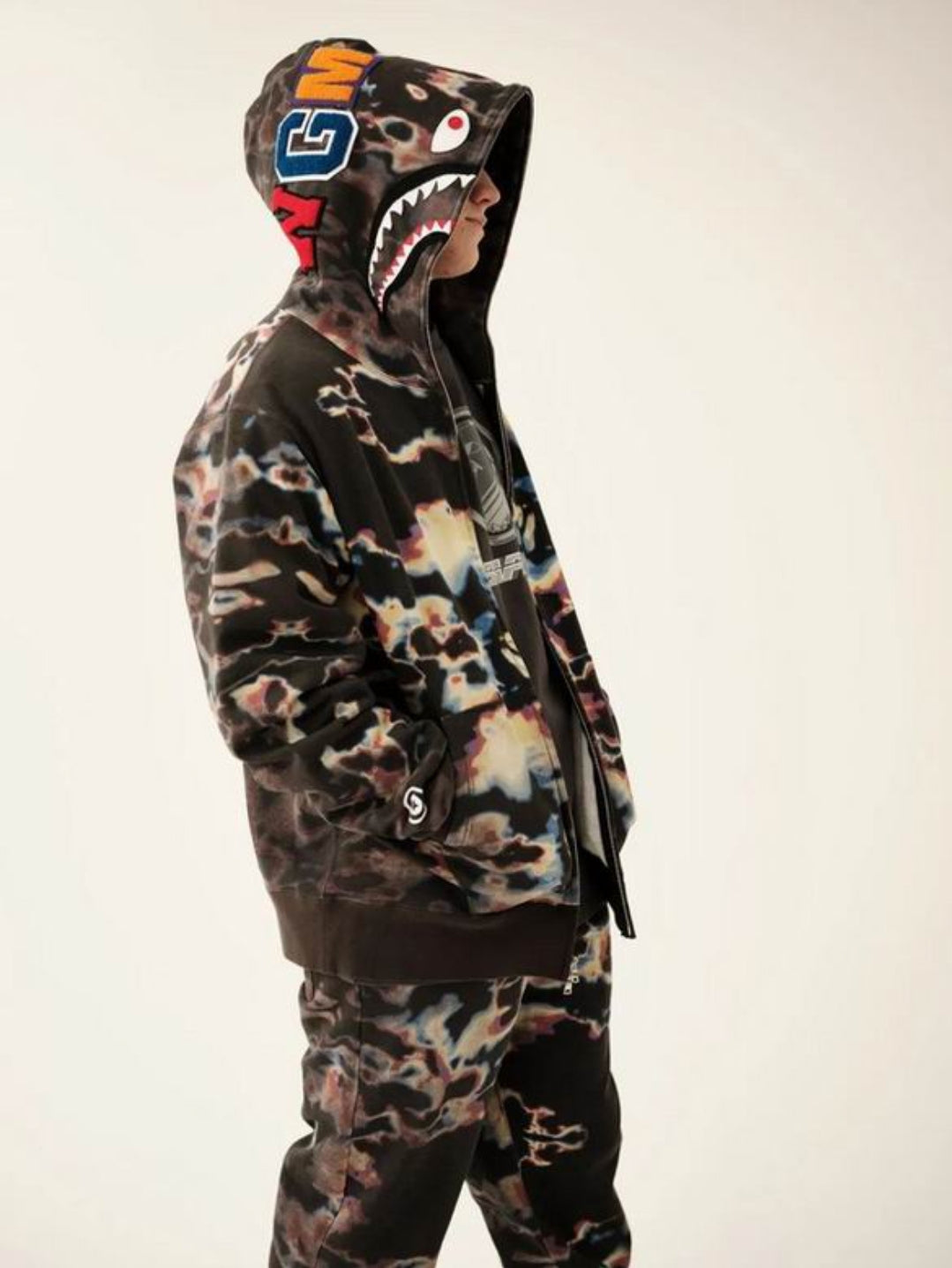 Les sweats Bape Sta pour homme incarnent l’essence du streetwear avec un design audacieux et reconnaissable, propre à la marque A Bathing Ape (Bape).