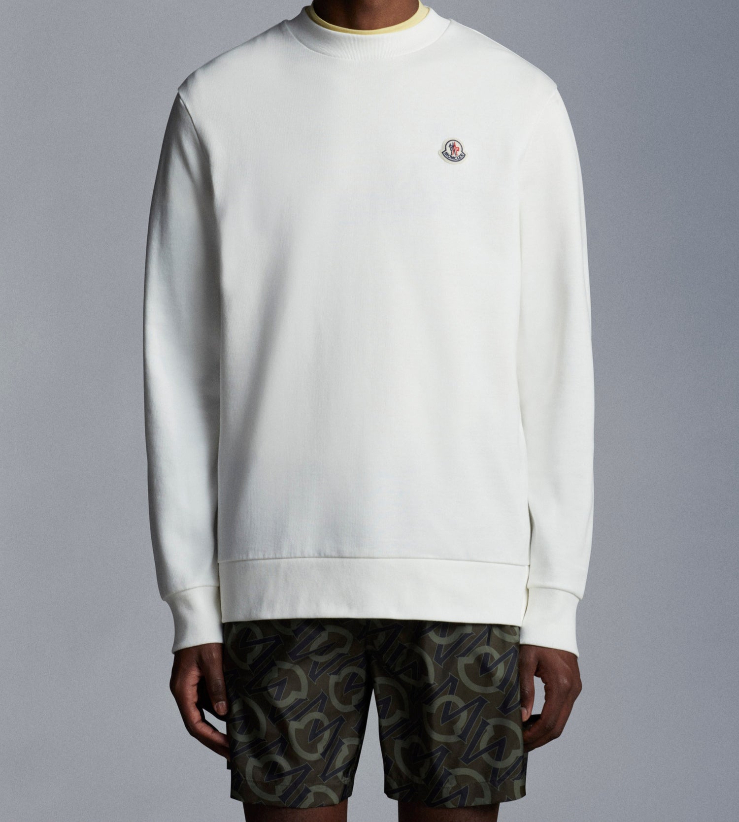 Le sweat Moncler combine élégance et confort. Son design raffiné et ses matériaux haut de gamme en font un choix incontournable pour les amateurs de mode.