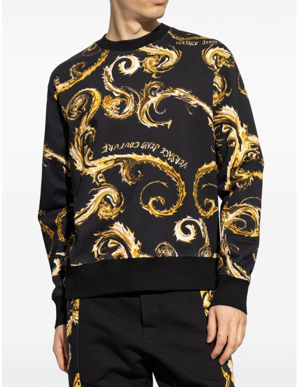 Le sweat Versace allie performance et style.
Son design sophistiqué et sa qualité supérieure le rendent indispensable pour les amateurs de mode.