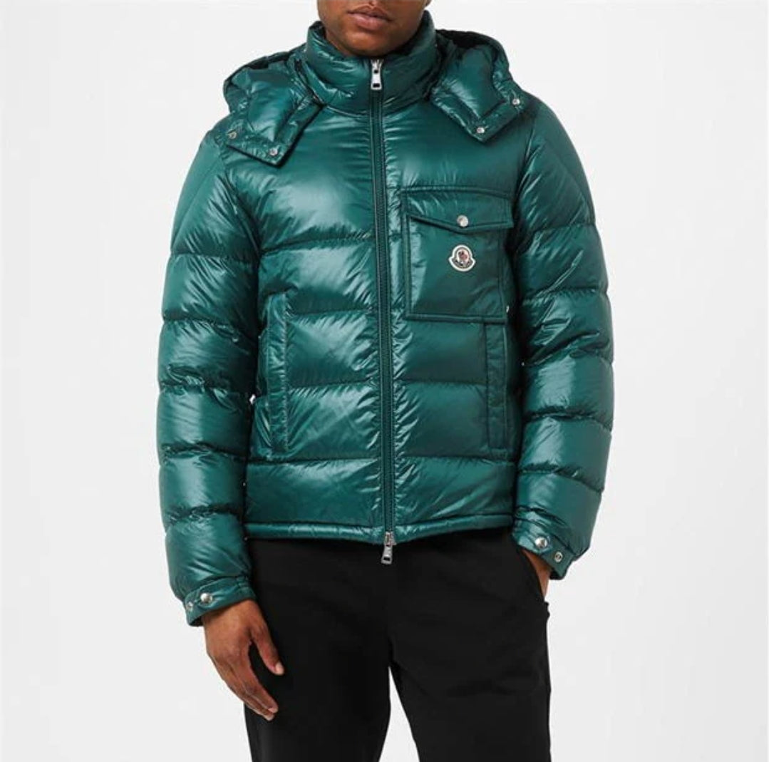 Les doudounes Moncler homme allient élégance et performance pour offrir une protection froid. Leur design sophistiqué et pas cher. Le moins cher.