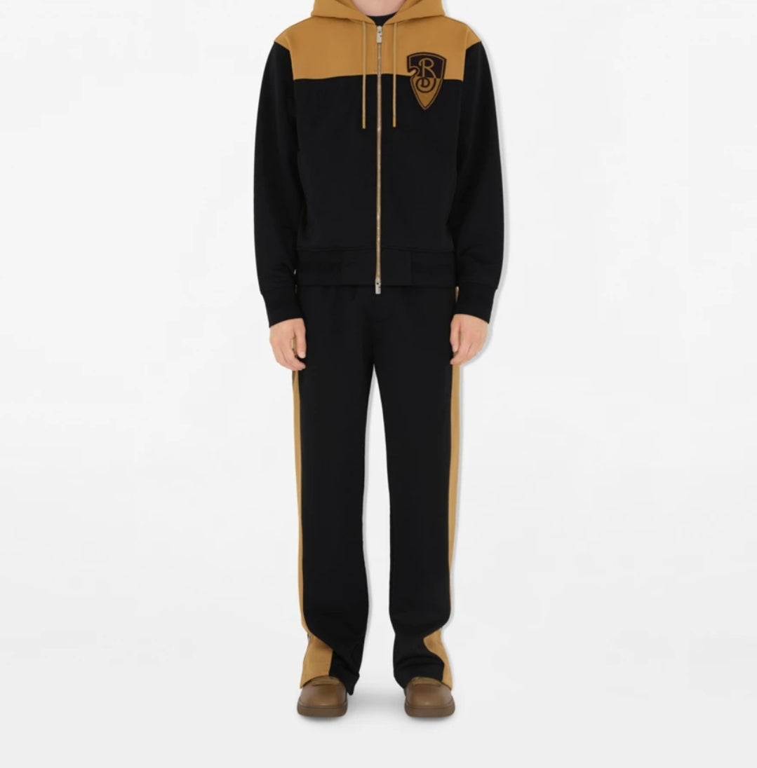 Les ensembles survêtement Burberry combinent performance et style. Leur design sophistiqué. Pas cher.le moins cher.