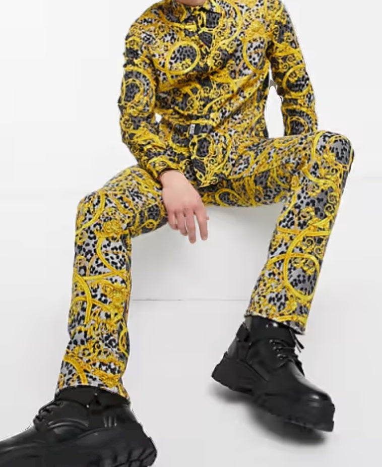 Les ensembles survêtement Versace pour homme allient performance et style avec audace. Leur design luxueux et leur finition impeccable en font un choix privilégié pour ceux qui recherchent l'élégance dans leur tenue sportive.