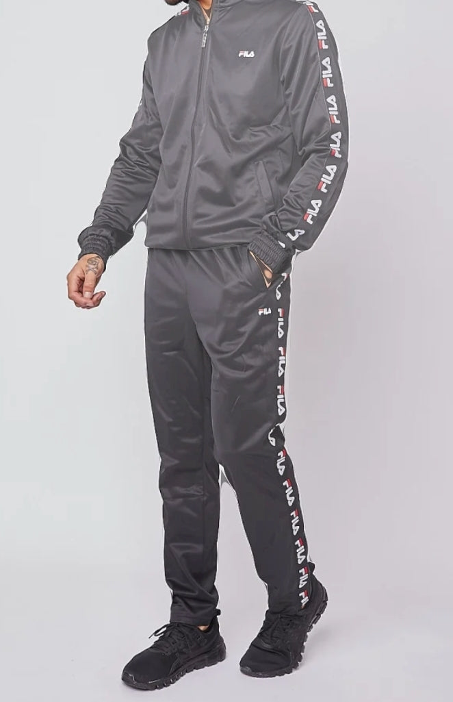 Les ensembles survêtement FILA combinent performance et style. Leur design sportif et leur qualité fiable.pas cher.le moins cher.