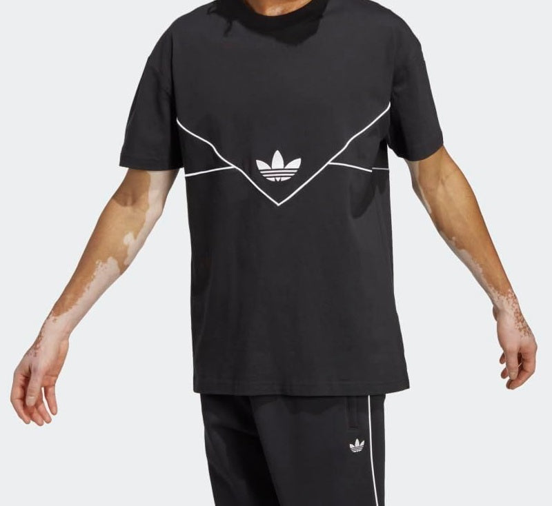 Le t-shirt Adidas incarne un style sportif moderne et une grande polyvalence. Avec son design épuré et sa qualité irréprochable, il est parfait pour ceux qui recherchent un équilibre entre performance et mode.