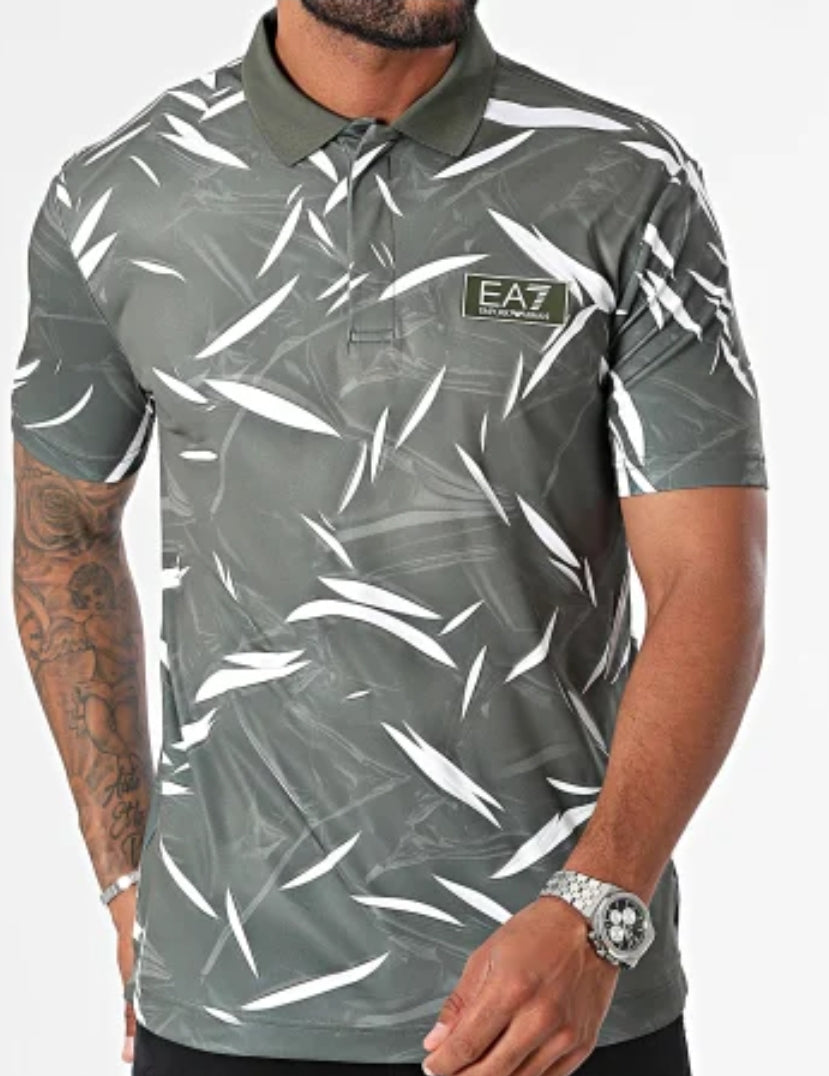 Les polos Armani pour homme reflètent l’élégance raffinée et le savoir-faire emblématique de la maison italienne.