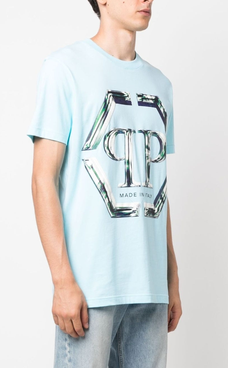 Le t-shirt Philipp Plein reflète une fusion audacieuse entre extravagance et sophistication moderne.