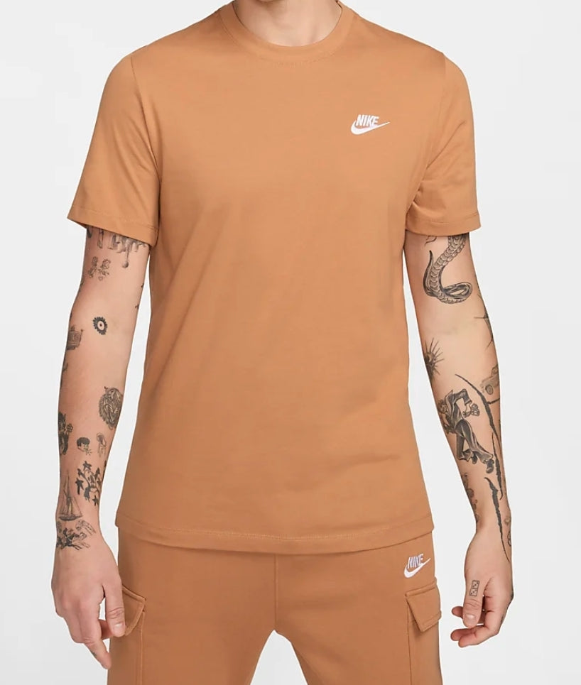 Le t-shirt Nike incarne un équilibre parfait entre performance sportive et style contemporain.