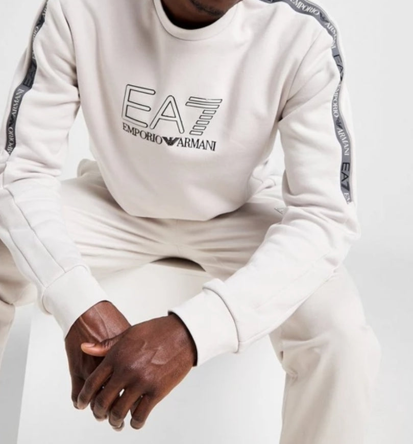 Le Sweat Armani Homme allie élégance et modernité.
Son design raffiné et ses matériaux de haute qualité en font un choix incontournable pour les amateurs de mode sophistiquée.