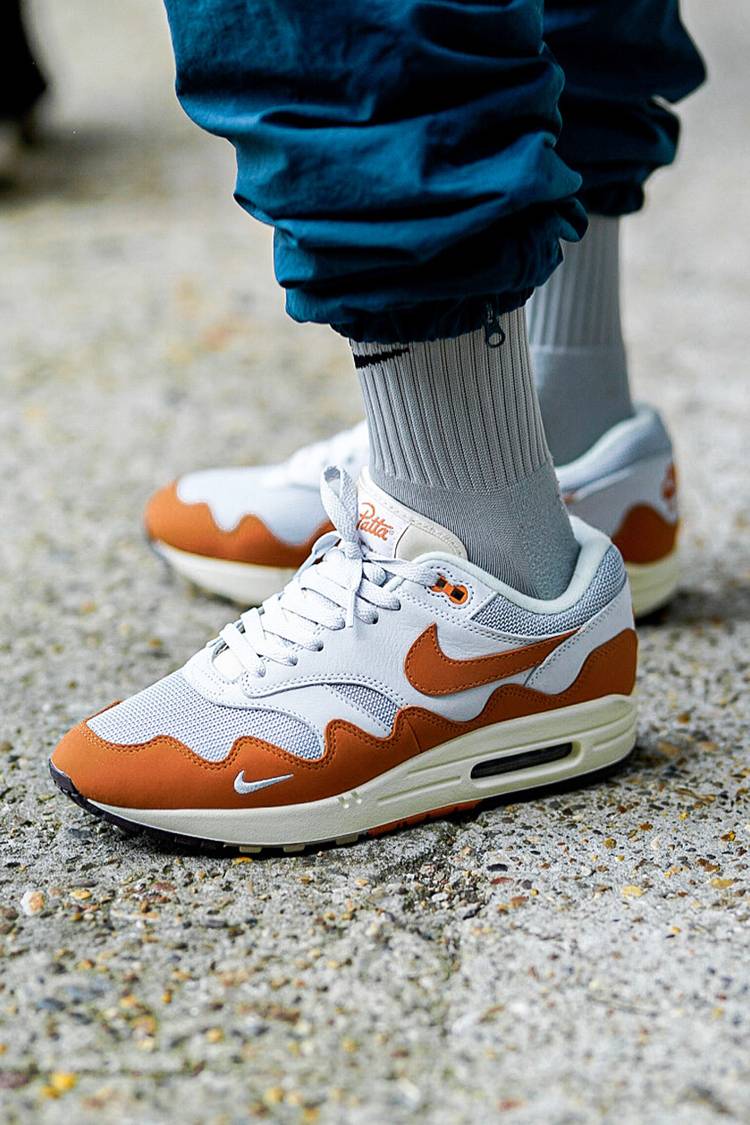 Les baskets Nike Air Max 1 sont iconiques pour leur style emblématique.retro incontournable pas cher. Le moins cher.exceptionnel
