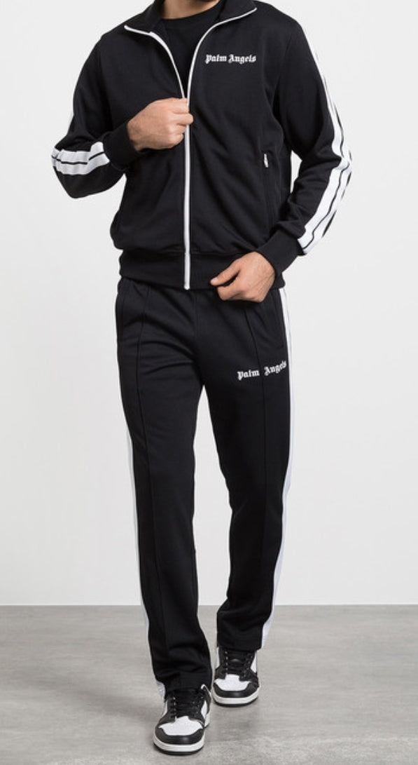 Les ensembles survêtement Palm Angels allient performance et style avec une touche urbaine unique. Pas cher. Le moins cher.