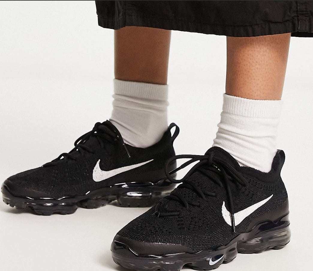 Les baskets Nike Vapormax 2023 allient style moderne et performance supérieure. Leur design épuré et innovant attire l'attention de tous. Pas cher.le moins cher.