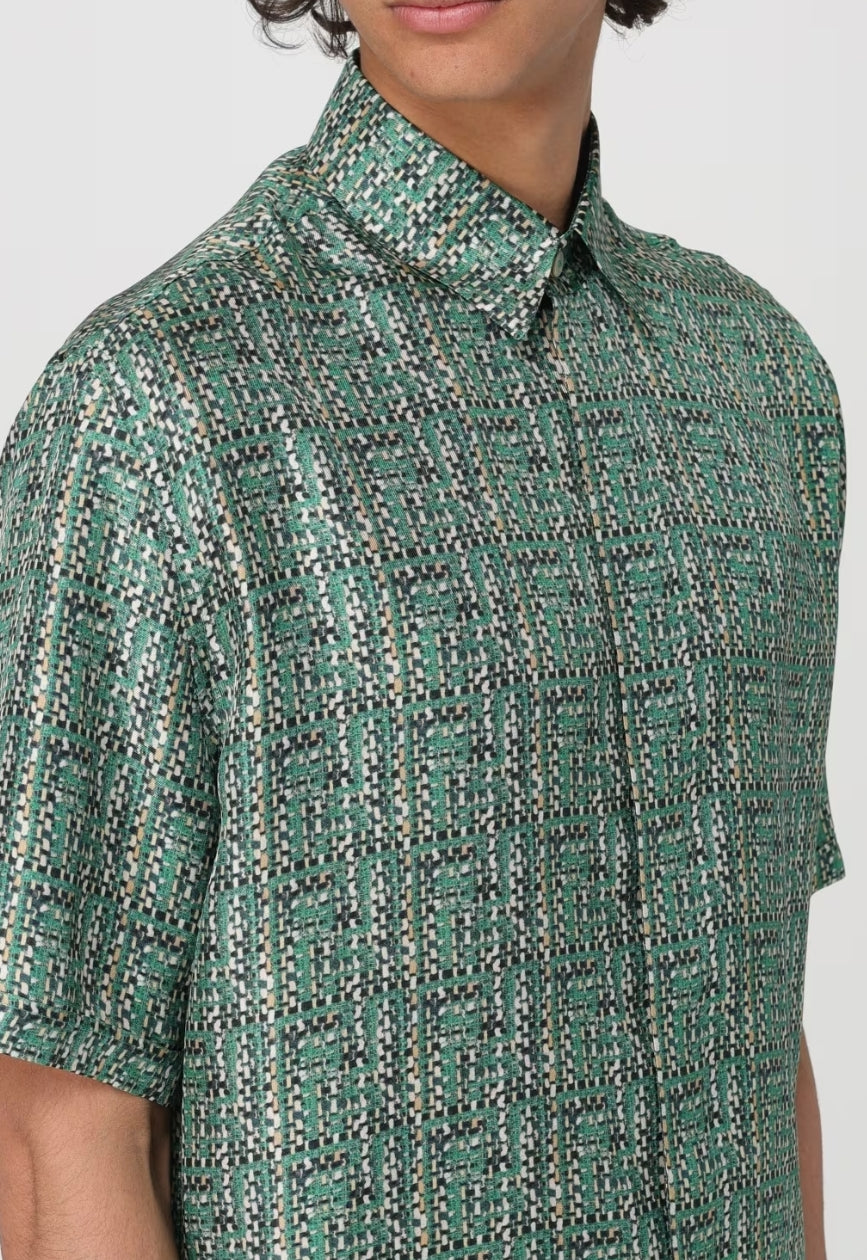 Les chemises Fendi incarnent l’élégance et le style raffiné. Avec leur design audacieux et leur qualité irréprochable, elles s’imposent comme un incontournable pour les amateurs de mode.