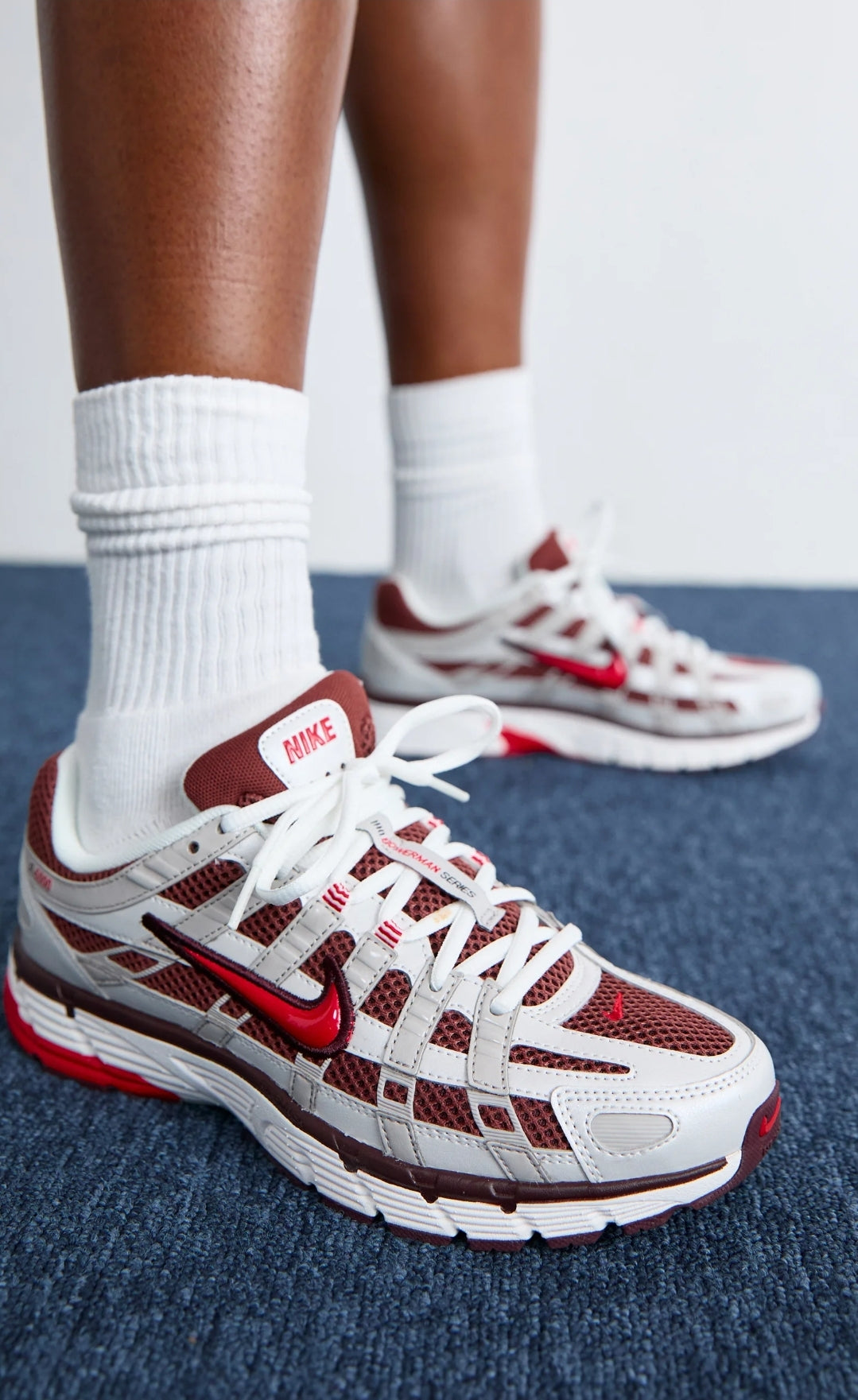 Les baskets Nike P-6000 allient un style rétro inspiré des années 2000 à une technologie moderne pour un look et un confort incomparables.