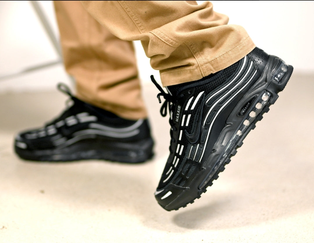 Les baskets Nike Air Max TL 2.5 X COMME DES GARÇONS offrent un style audacieux et une performance fonctionnelle. Pas cher.  Le moins cher