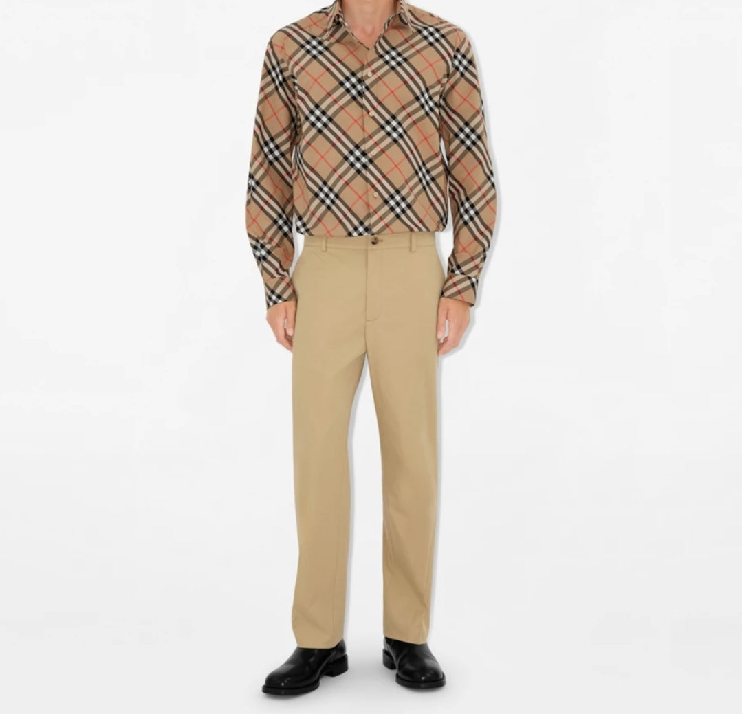 Les chemises Burberry incarnent l’élégance britannique et un style intemporel. Réputées pour leur design iconique et leur qualité exceptionnelle, elles s’imposent comme un must-have pour les hommes raffinés.