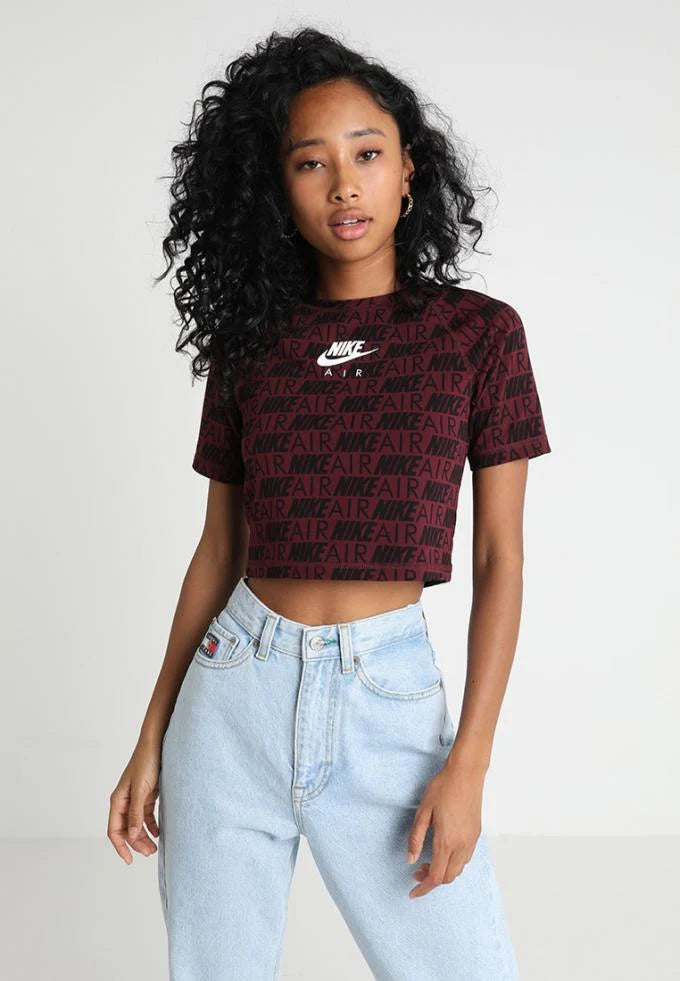 les Polos Nike Femme offrent une élégance et un confort inégalés .  De plus, avec leur design sophistiqué et l'utilisation de matériaux haut de gamme.   Ils sont un choix incontournable pour les femmes modernes.