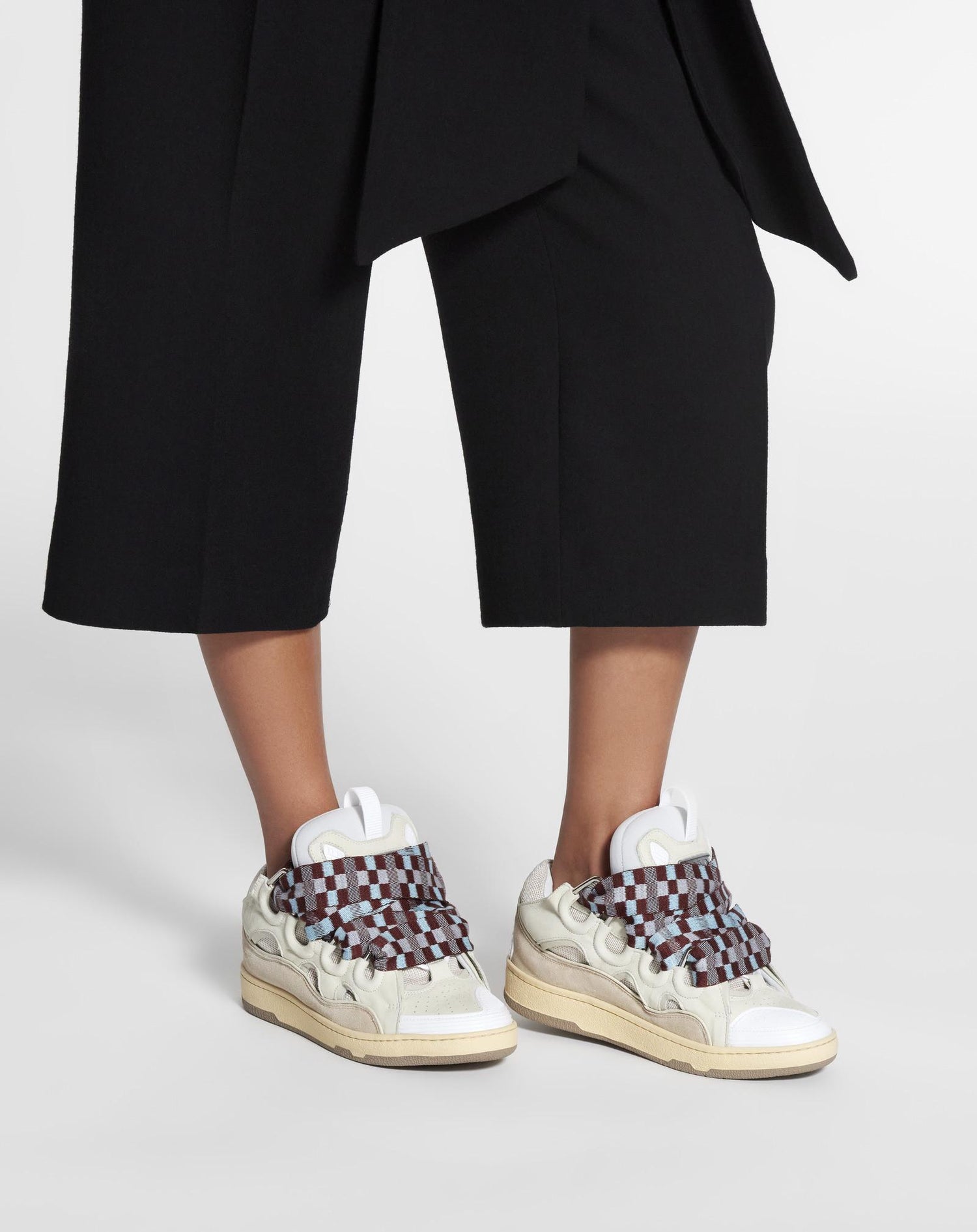 Les baskets sneakers Lanvin incarnent un style emblématique et un luxe français.

leur design élégant. Pas cher. Le moins cher.