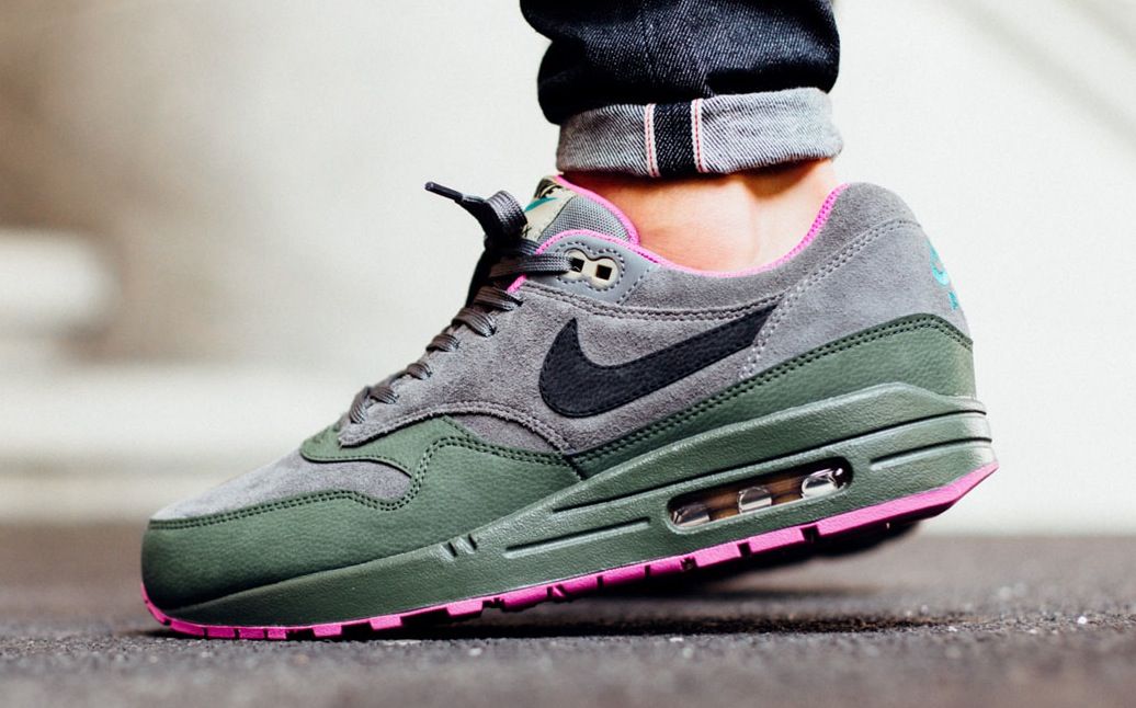 Les baskets Nike Air Max 1 Femme incarnent l’héritage emblématique de la marque Nike, combinant un design intemporel avec des touches modernes.