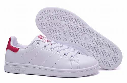 Les baskets Adidas Stan Smith Femme, emblématiques et intemporelles, symbolisent le style et la simplicité depuis leur lancement en 1965.