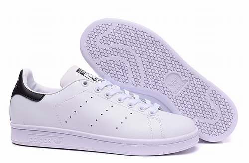 Les baskets Adidas Stan Smith Femme, emblématiques et intemporelles, symbolisent le style et la simplicité depuis leur lancement en 1965.