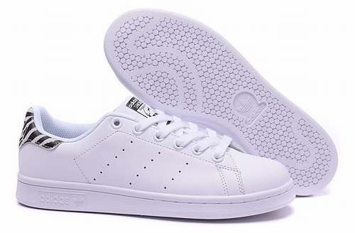Les baskets Adidas Stan Smith Femme, emblématiques et intemporelles, symbolisent le style et la simplicité depuis leur lancement en 1965.
