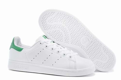 Les baskets Adidas Stan Smith Femme, emblématiques et intemporelles, symbolisent le style et la simplicité depuis leur lancement en 1965.
