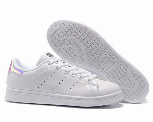 Les baskets Adidas Stan Smith Femme, emblématiques et intemporelles, symbolisent le style et la simplicité depuis leur lancement en 1965.
