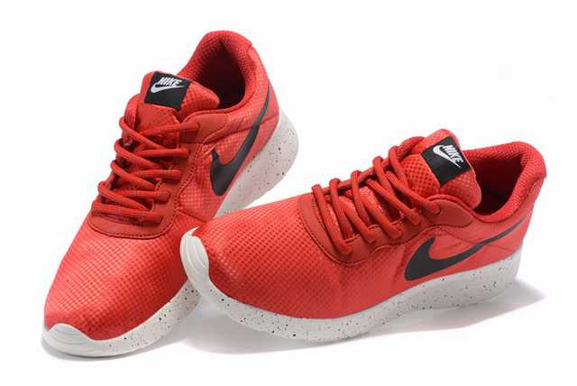 Les baskets Nike Tanjun Femme sont un témoignage de l'engagement de Nike à combiner style et innovation.