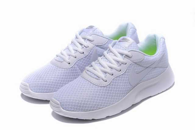 Les baskets Nike Tanjun Femme sont un témoignage de l'engagement de Nike à combiner style et innovation.