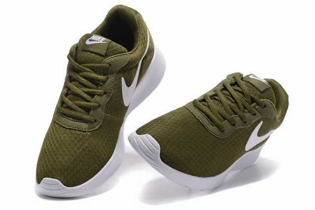 Les baskets Nike Tanjun Femme sont un témoignage de l'engagement de Nike à combiner style et innovation.